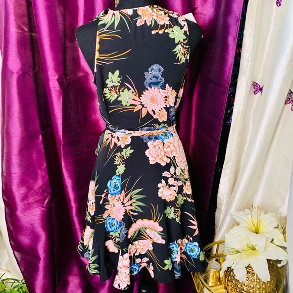 NWT Hellomolly Wrap dress, size Medium - Picture 3 of 5